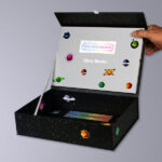 Audio Logo GmbH_ Licht_Magnetbox_A4+_offen_FMP_Presse-Kit_Klick